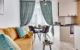 Ari Sunshine & Tiffany - Elegant Apartments With Balcony & Free Parking